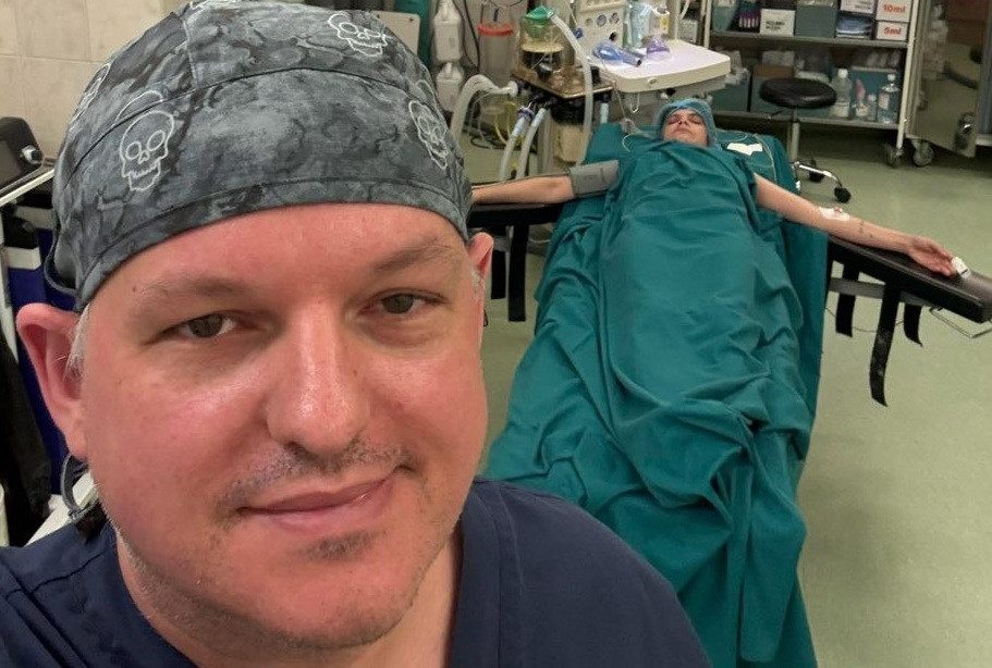 ГАВРА! Докторът от ППДБ Антон Тонев разпъна на кръст пациентка, качи я във фейсбук (СНИМКИ 18+)