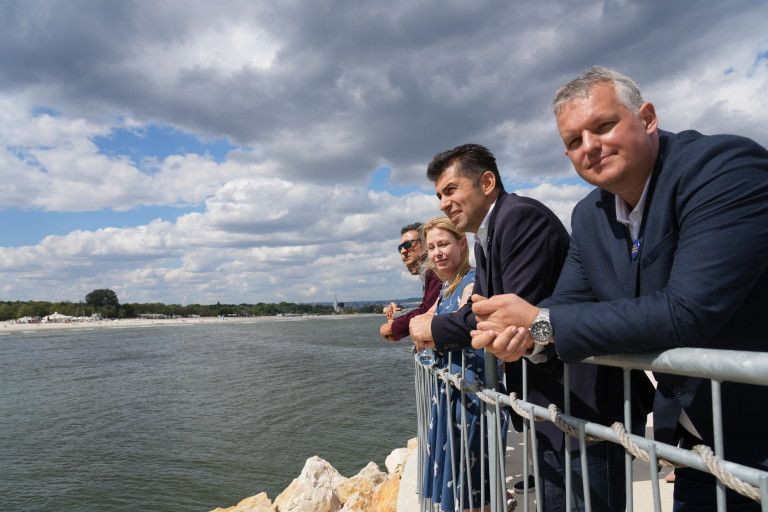 ГАВРА! Докторът от ППДБ Антон Тонев разпъна на кръст пациентка, качи я във фейсбук (СНИМКИ 18+)