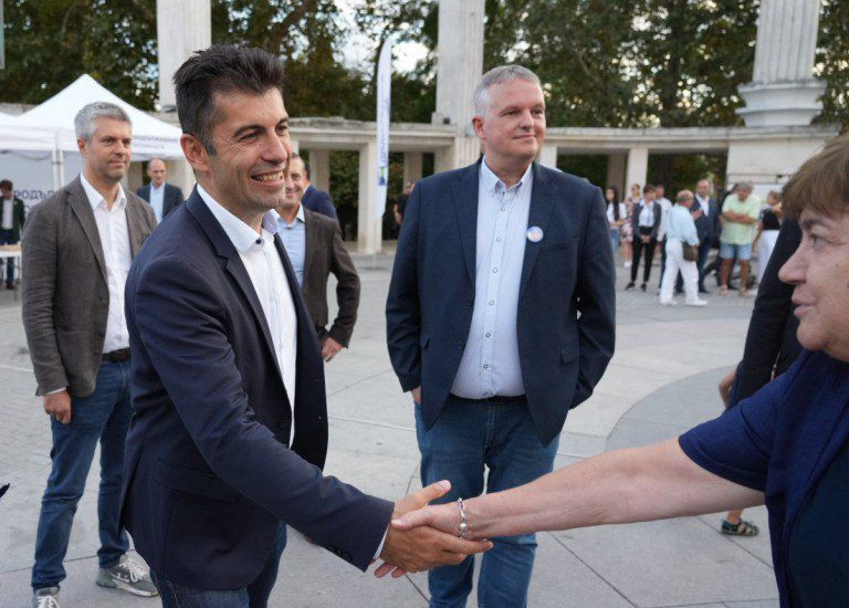 ГАВРА! Докторът от ППДБ Антон Тонев разпъна на кръст пациентка, качи я във фейсбук (СНИМКИ 18+)