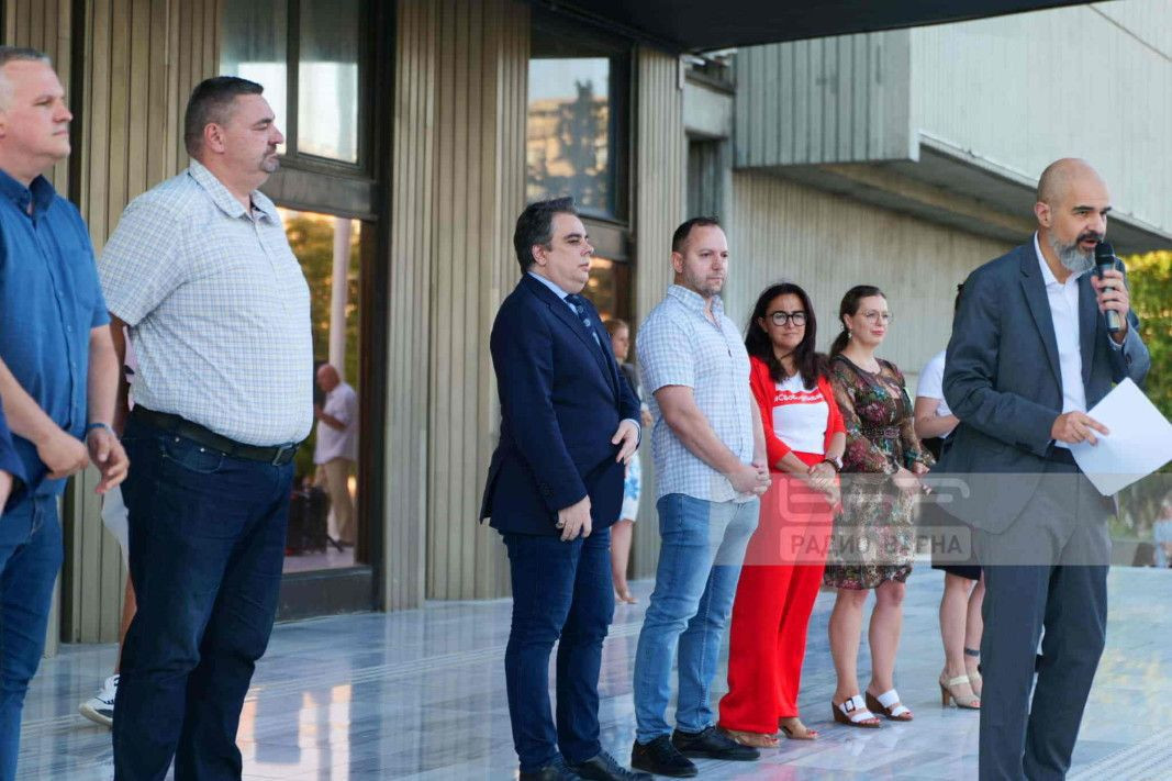 ГАВРА! Докторът от ППДБ Антон Тонев разпъна на кръст пациентка, качи я във фейсбук (СНИМКИ 18+)