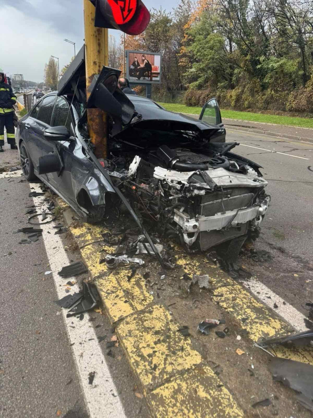 19-годишен показа среден пръст пред размазаната си кола на оживен столичен булевард (снимки)