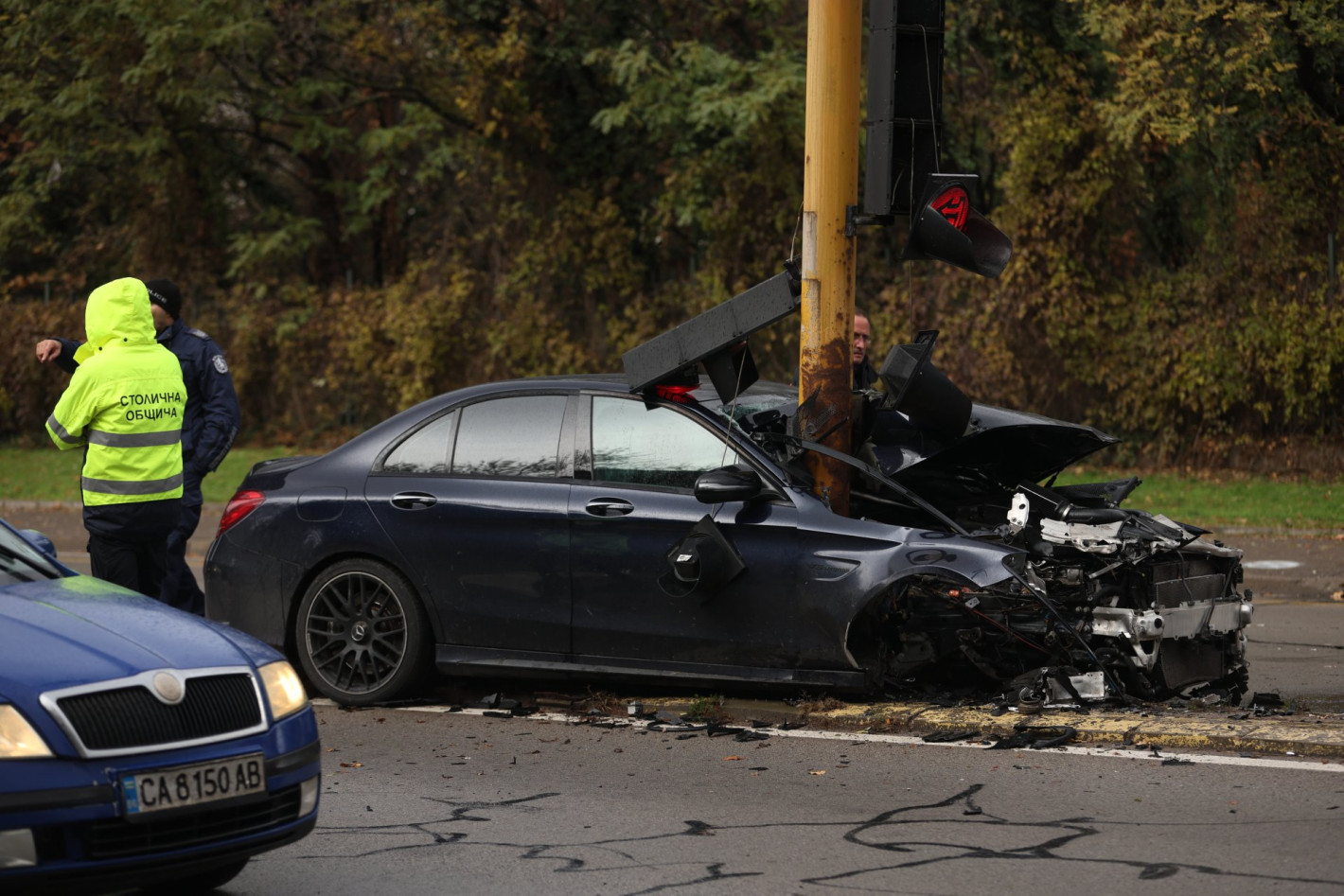 19-годишен показа среден пръст пред размазаната си кола на оживен столичен булевард (снимки)