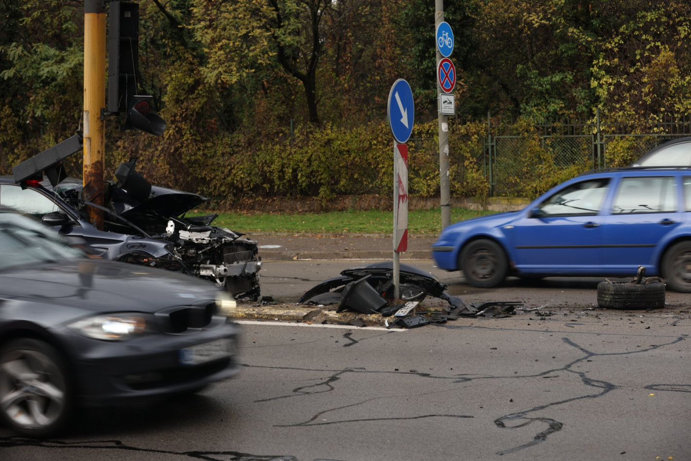 19-годишен показа среден пръст пред размазаната си кола на оживен столичен булевард (снимки)