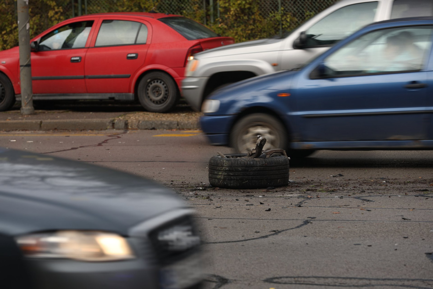 19-годишен показа среден пръст пред размазаната си кола на оживен столичен булевард (снимки)