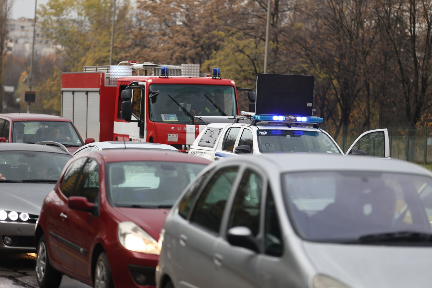 19-годишен показа среден пръст пред размазаната си кола на оживен столичен булевард (снимки)