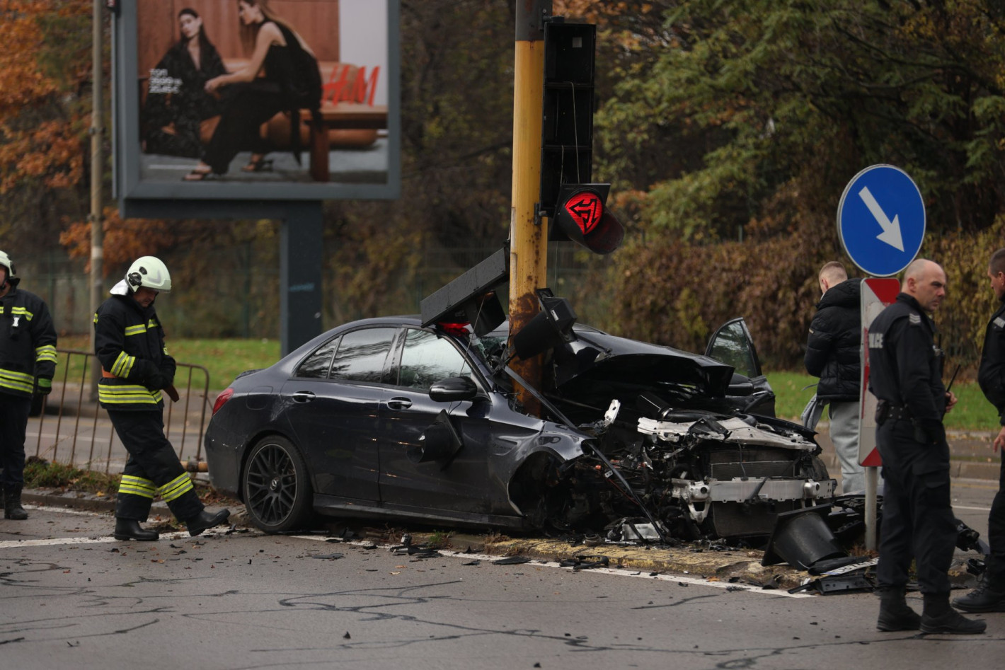 19-годишен показа среден пръст пред размазаната си кола на оживен столичен булевард (снимки)