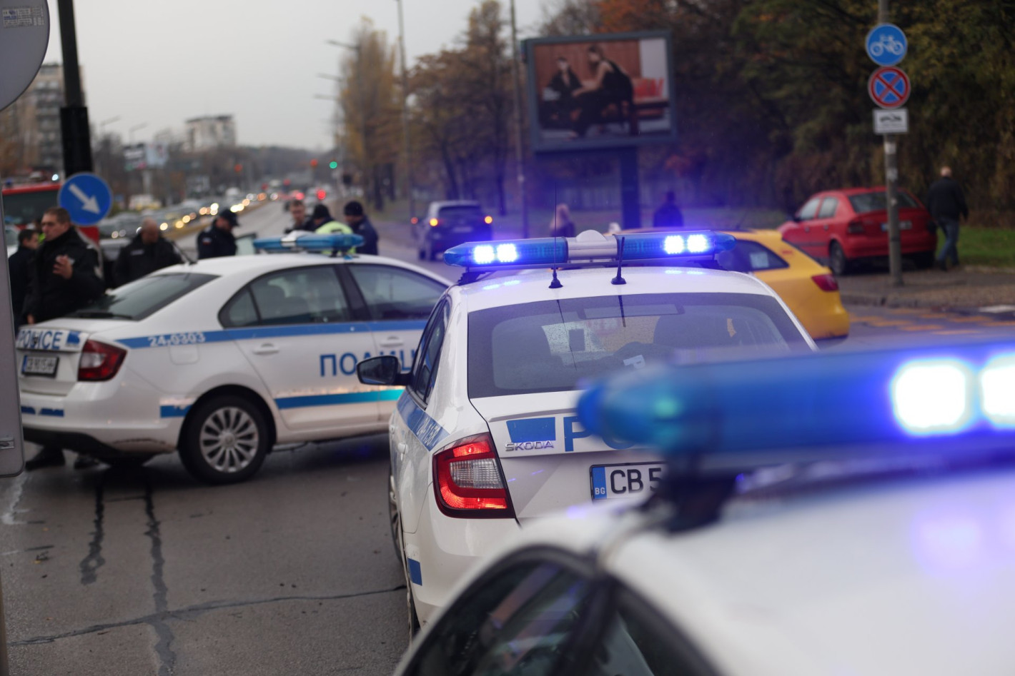 19-годишен показа среден пръст пред размазаната си кола на оживен столичен булевард (снимки)