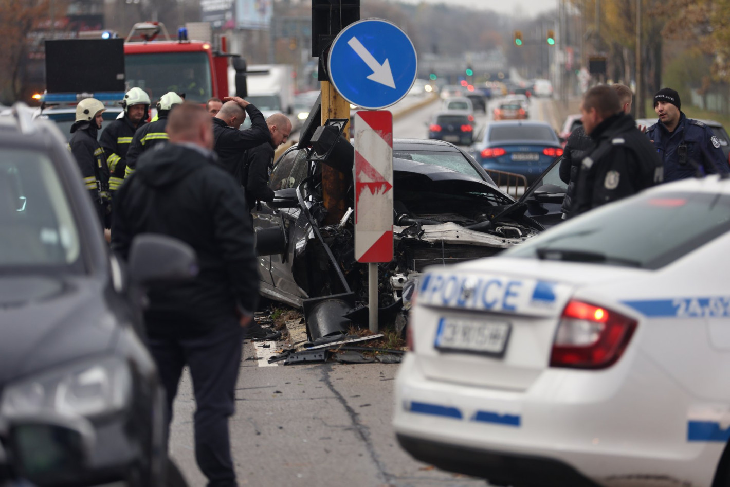 19-годишен показа среден пръст пред размазаната си кола на оживен столичен булевард (снимки)