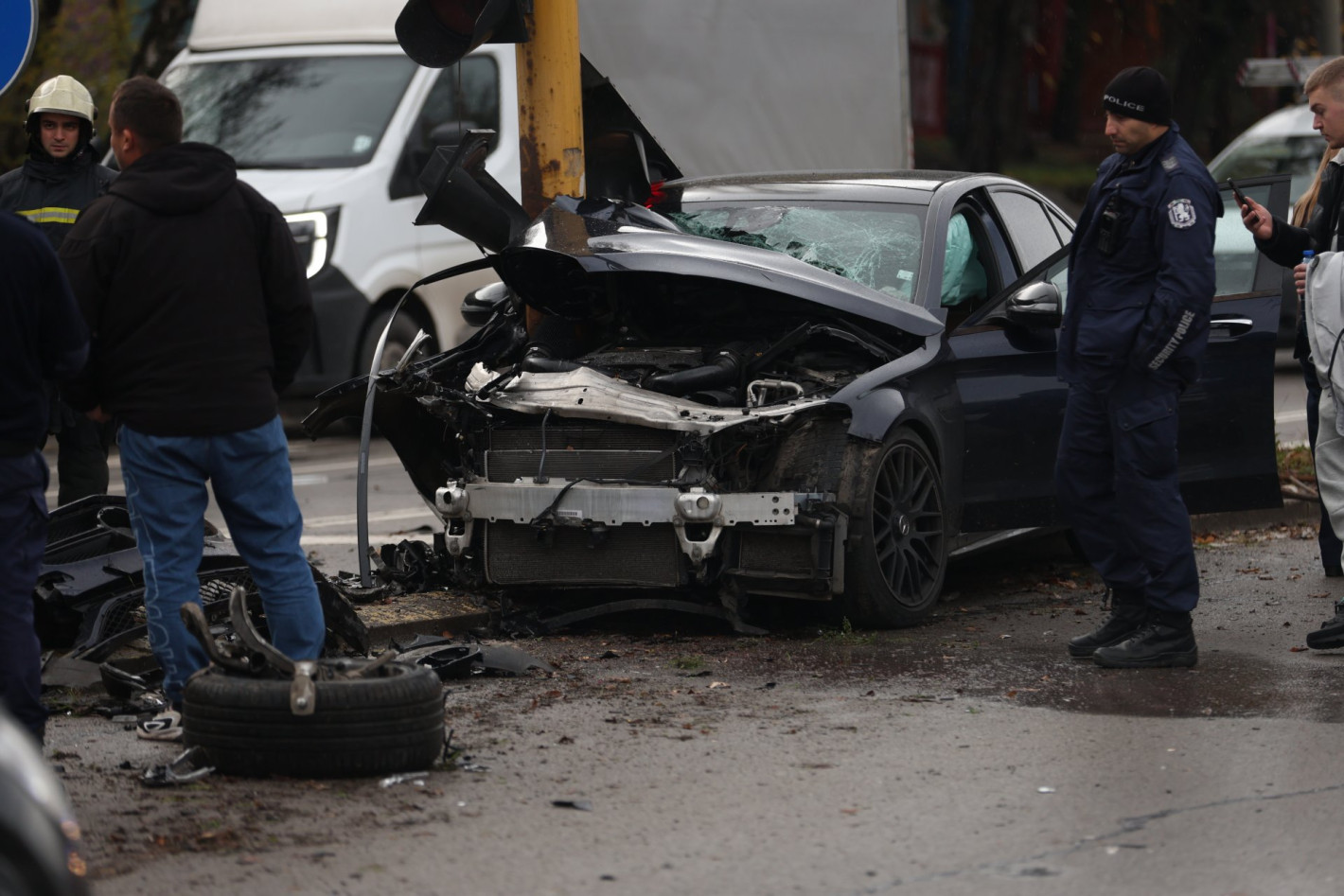 19-годишен показа среден пръст пред размазаната си кола на оживен столичен булевард (снимки)