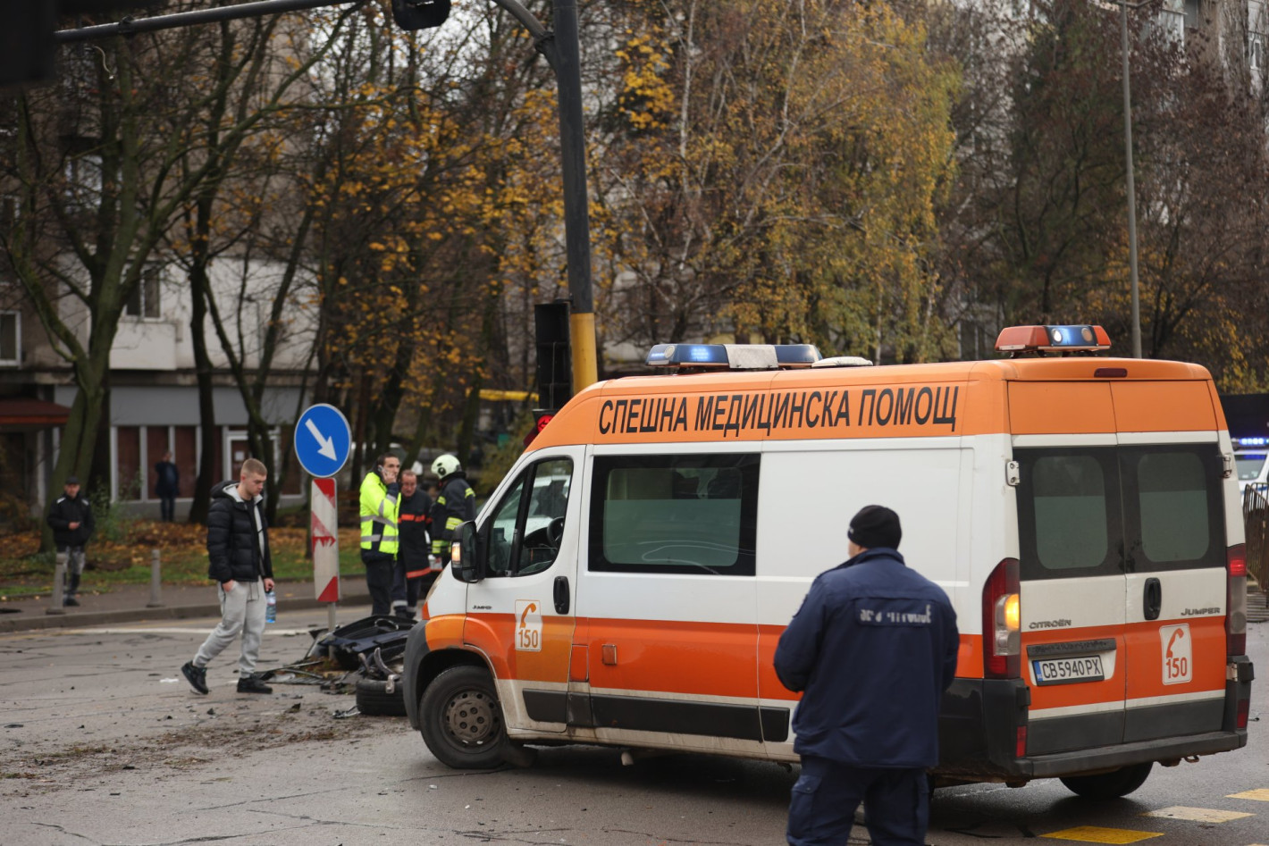 19-годишен показа среден пръст пред размазаната си кола на оживен столичен булевард (снимки)