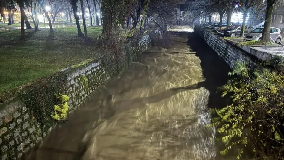 Река Язо преля, заплашва да наводни Разлог