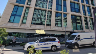 Разследват оръжейни босове от България за корупционни схеми с министри на Зеленски