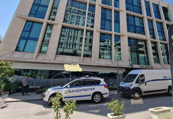 Разследват оръжейни босове от България за корупционни схеми с министри на Зеленски