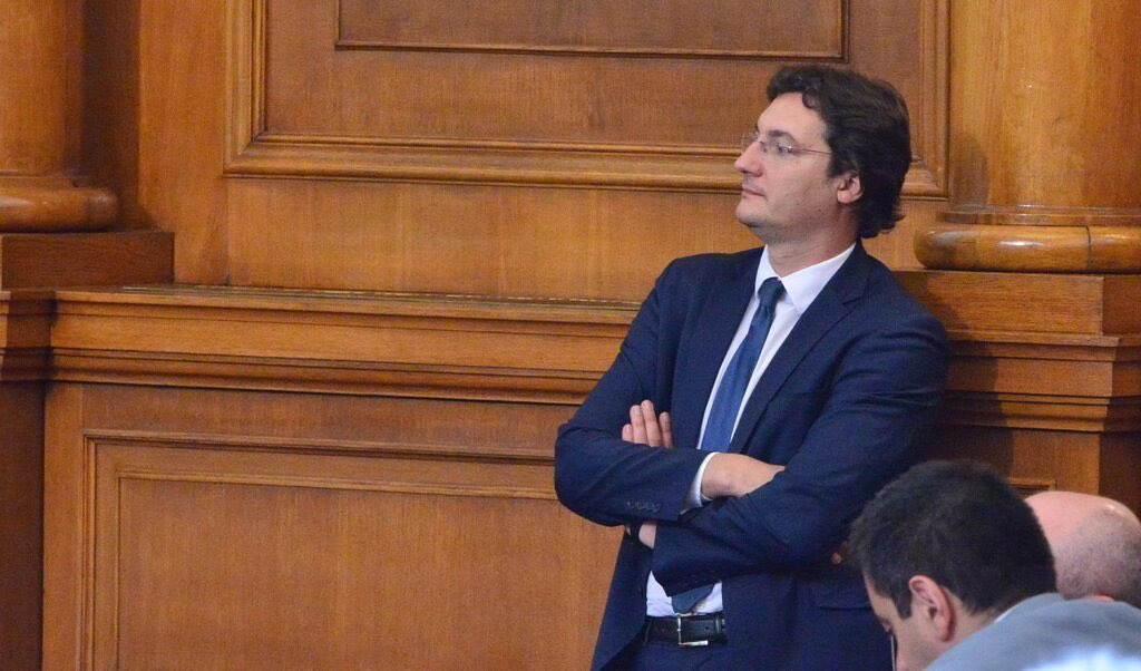 МЕРЗОСТ! Защо прокуратурата и МВР заметоха под килима престъпленията на Крум Зарков?