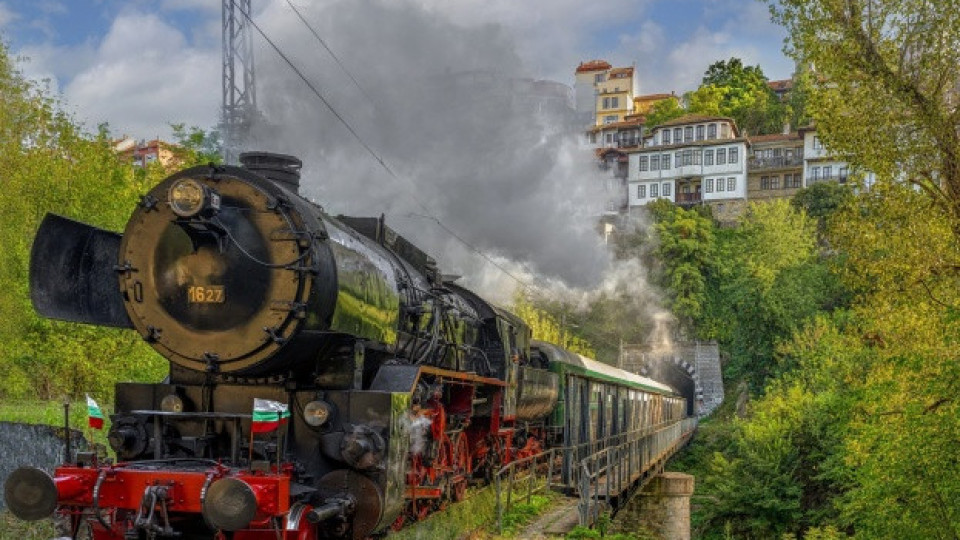 Коледни влакове с парен локомотив ще пътуват по два маршрута в страната