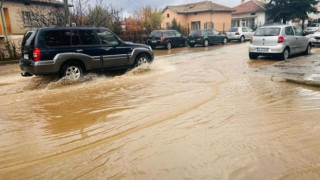 Скъсана стена на частен язовир заля село