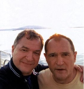 ДОБРА СРЕЩА! Изловиха Черепа и Бобоков на “мазно кафе” в центъра