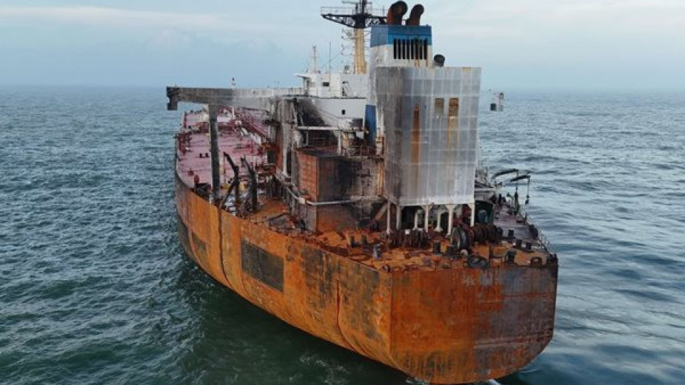 Някой ще спечели 40 млн. лв. от руския петролен танкер, заседнал край Ахтопол