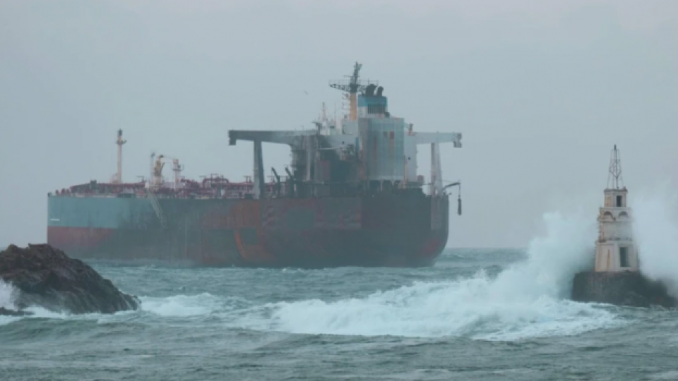 Следят качеството на водите край Ахтопол след изтеглянето на кораба "Кайрос"