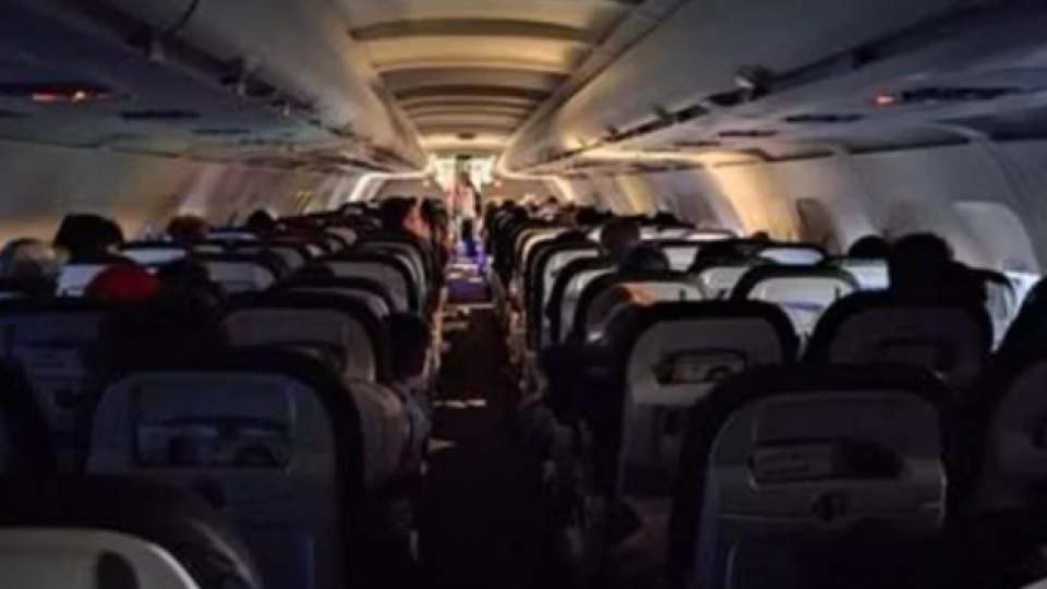 Защо гасят светлините в самолета при излитане и кацане?