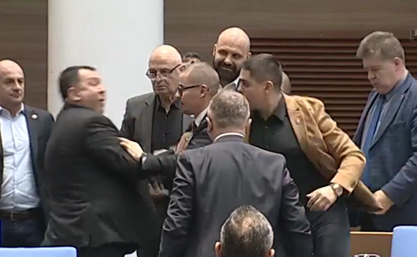 Радостин Василев изрита в гърдите и удари с юмрук депутат от ДПС-НН в пленарната зала (ВИДЕО)