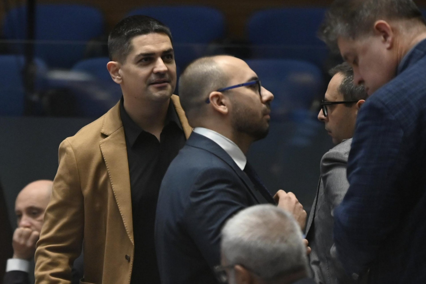 Радостин Василев изрита в гърдите и удари с юмрук депутат от ДПС-НН в пленарната зала (ВИДЕО)