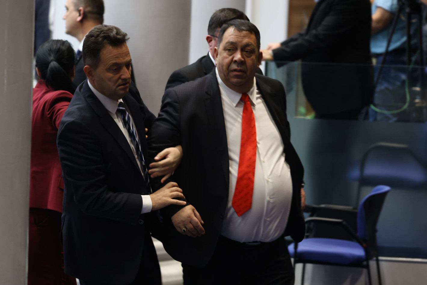 Радостин Василев изрита в гърдите и удари с юмрук депутат от ДПС-НН в пленарната зала (ВИДЕО)