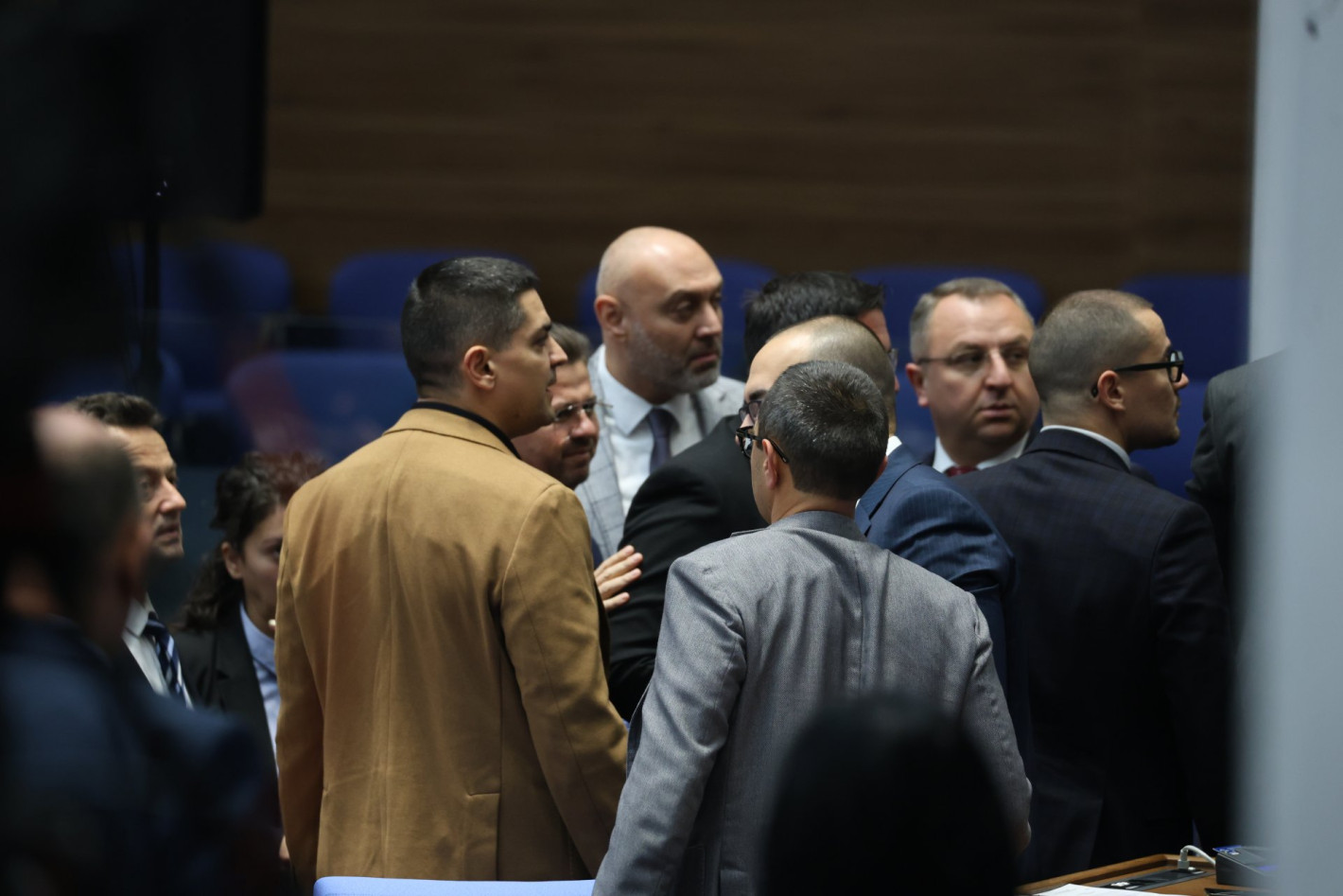 Радостин Василев изрита в гърдите и удари с юмрук депутат от ДПС-НН в пленарната зала (ВИДЕО)