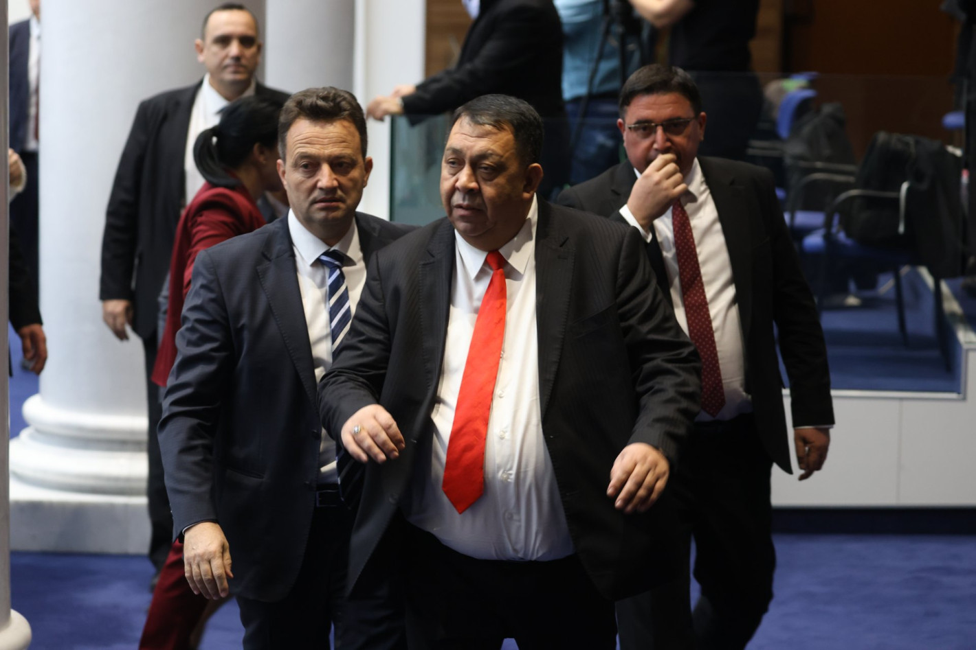 Радостин Василев изрита в гърдите и удари с юмрук депутат от ДПС-НН в пленарната зала (ВИДЕО)