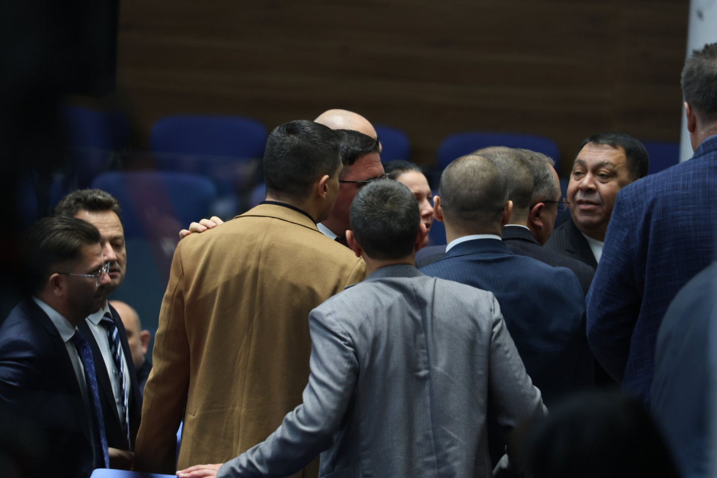 Радостин Василев изрита в гърдите и удари с юмрук депутат от ДПС-НН в пленарната зала (ВИДЕО)