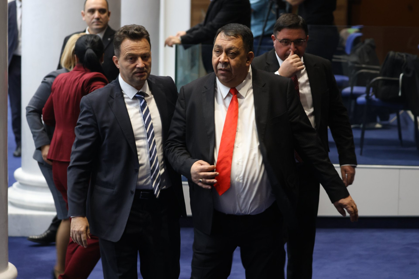 Радостин Василев изрита в гърдите и удари с юмрук депутат от ДПС-НН в пленарната зала (ВИДЕО)