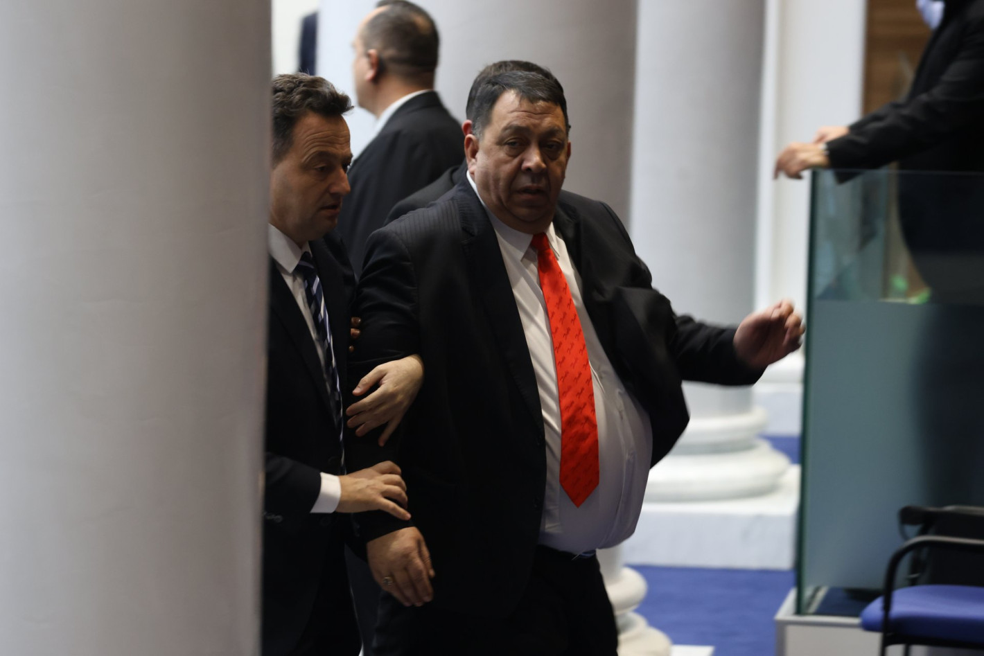 Радостин Василев изрита в гърдите и удари с юмрук депутат от ДПС-НН в пленарната зала (ВИДЕО)