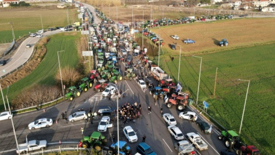 Гръцките фермери свалят пътните блокади по коледните и новогодишните празници