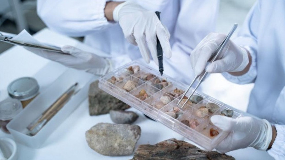 Геолози откриха нов минерал, нарекоха го цзинсюит