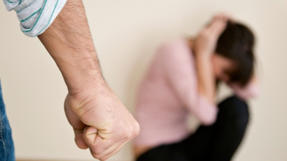 14-годишно момиче се обади в полицията за домашно насилие над майка ѝ