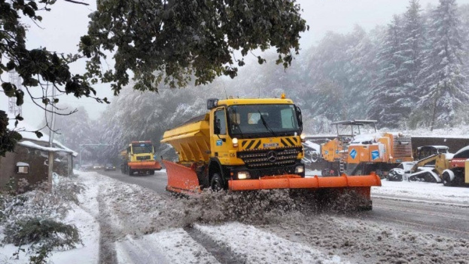 377 машини обработват републиканските пътища в районите със снеговалеж. Шофирайте внимателно!