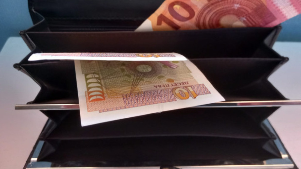 За да няма объркване: През януари ползвайте две портмонета или едно с много прегради – всяко евро и всеки лев да си имат място