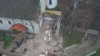 Срути се ремонтирана за 300 000 лева църква в Брегово