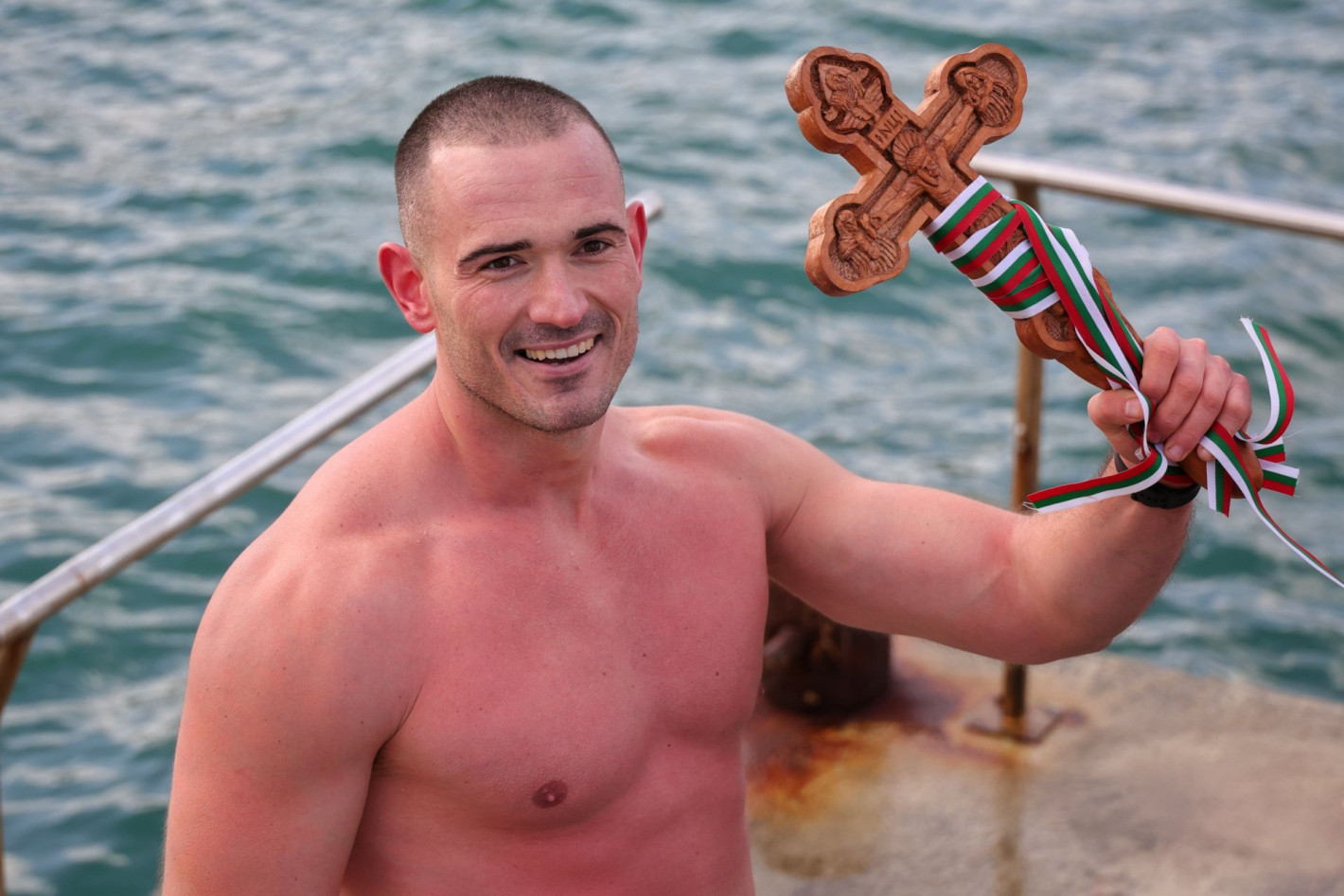 Вижте смелчаците от цяла България, които спасиха кръста на Богоявление (галерия)