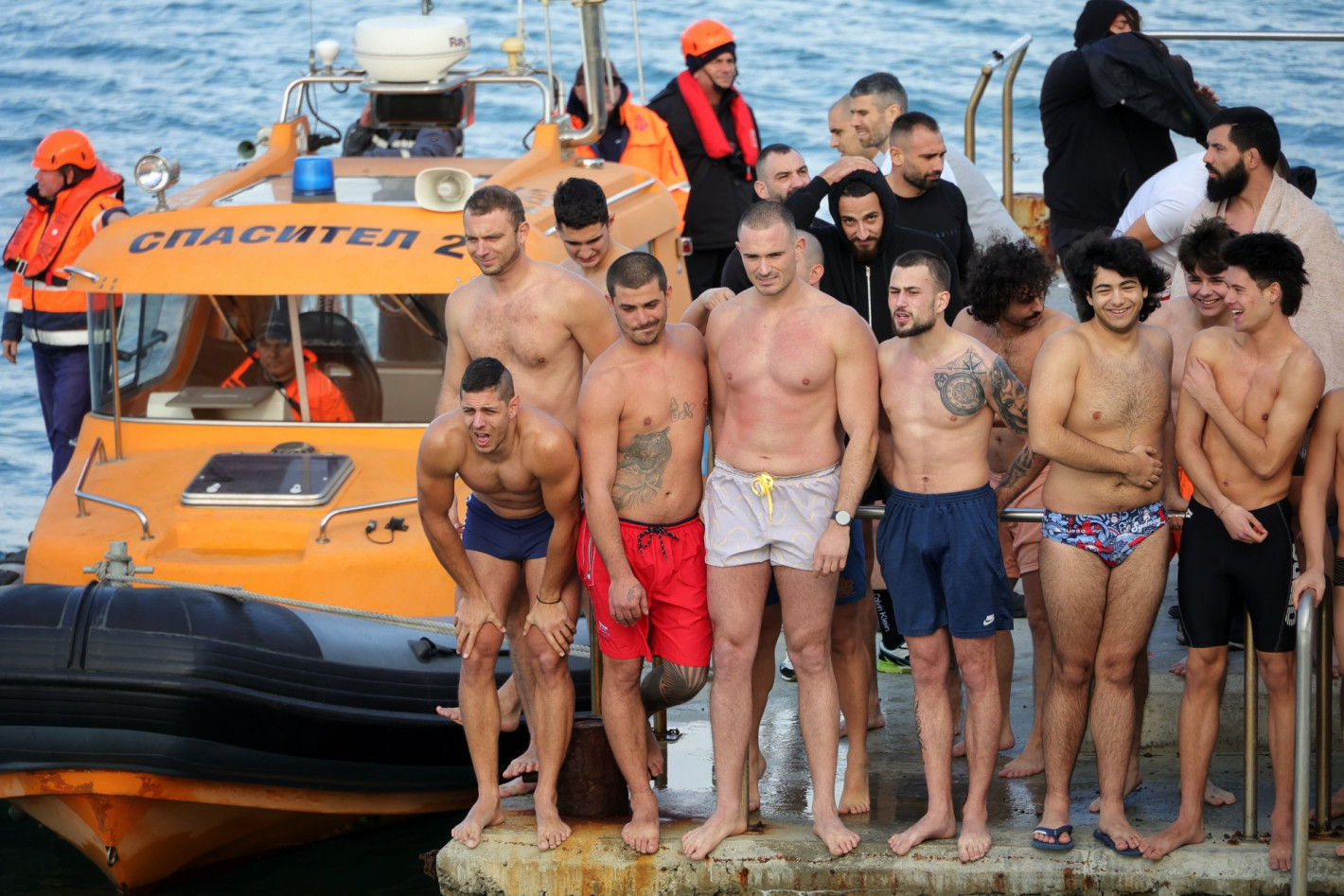 Вижте смелчаците от цяла България, които спасиха кръста на Богоявление (галерия)