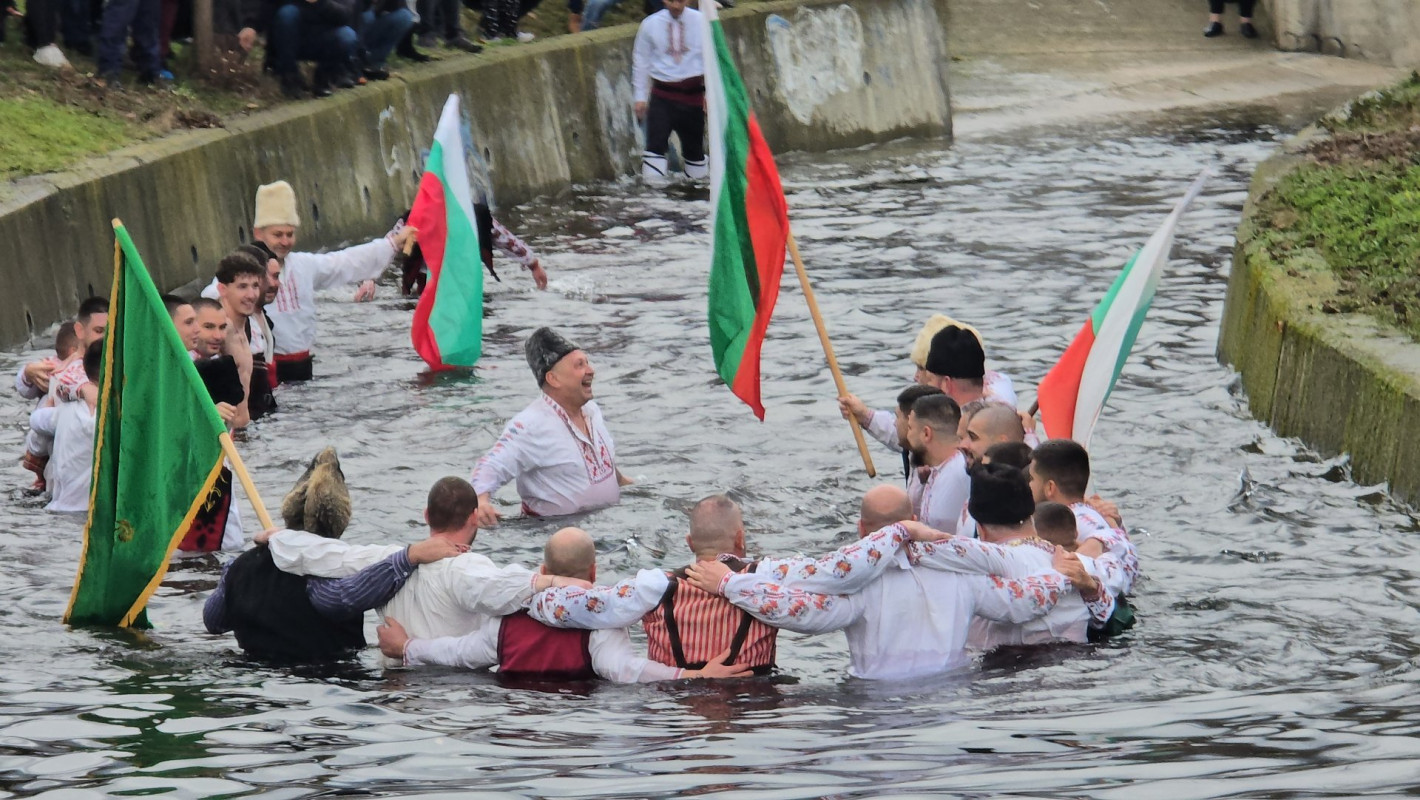 Вижте смелчаците от цяла България, които спасиха кръста на Богоявление (галерия)