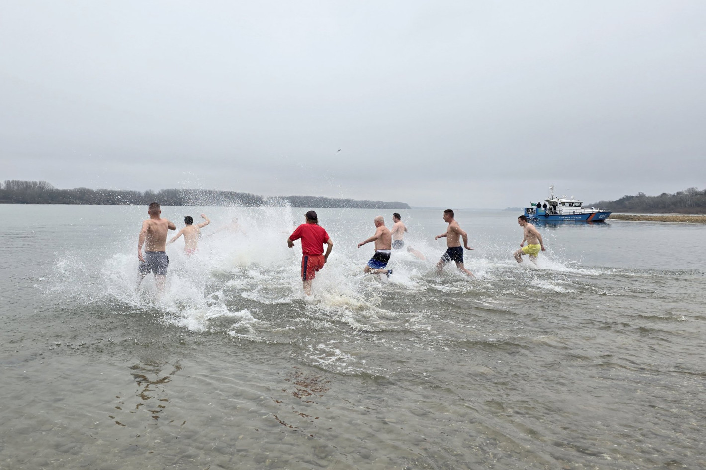 Вижте смелчаците от цяла България, които спасиха кръста на Богоявление (галерия)