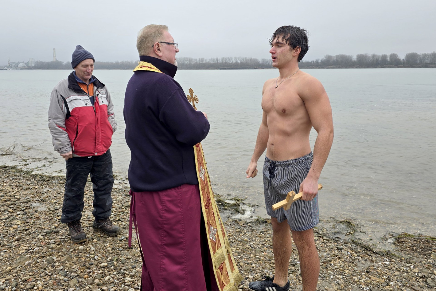 Вижте смелчаците от цяла България, които спасиха кръста на Богоявление (галерия)
