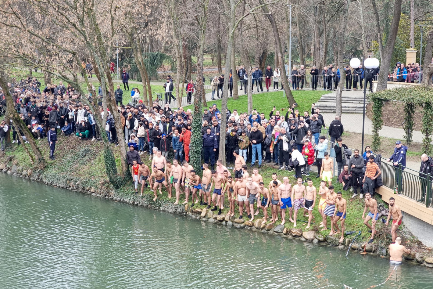 Вижте смелчаците от цяла България, които спасиха кръста на Богоявление (галерия)