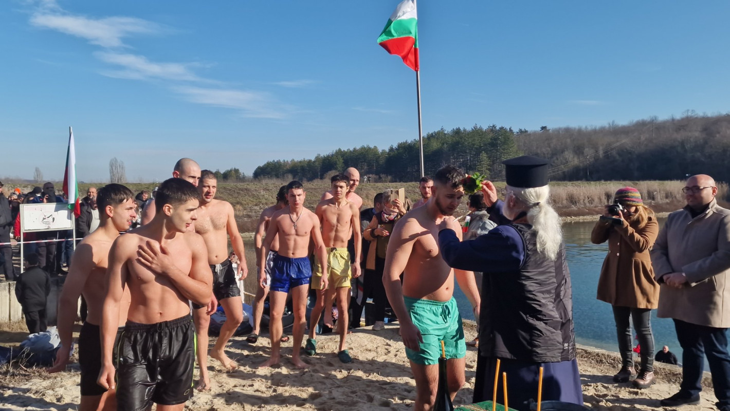 Вижте смелчаците от цяла България, които спасиха кръста на Богоявление (галерия)