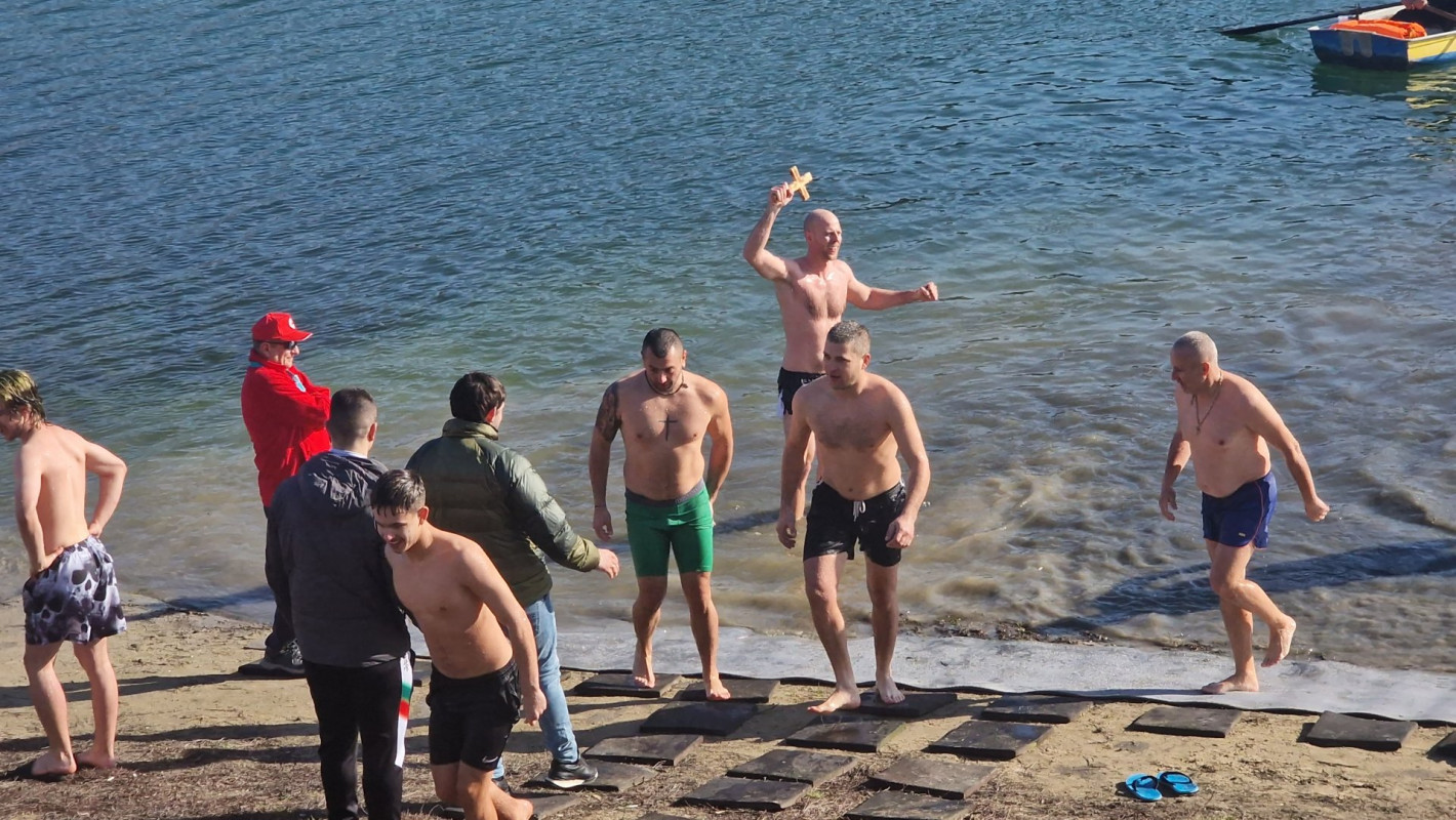 Вижте смелчаците от цяла България, които спасиха кръста на Богоявление (галерия)