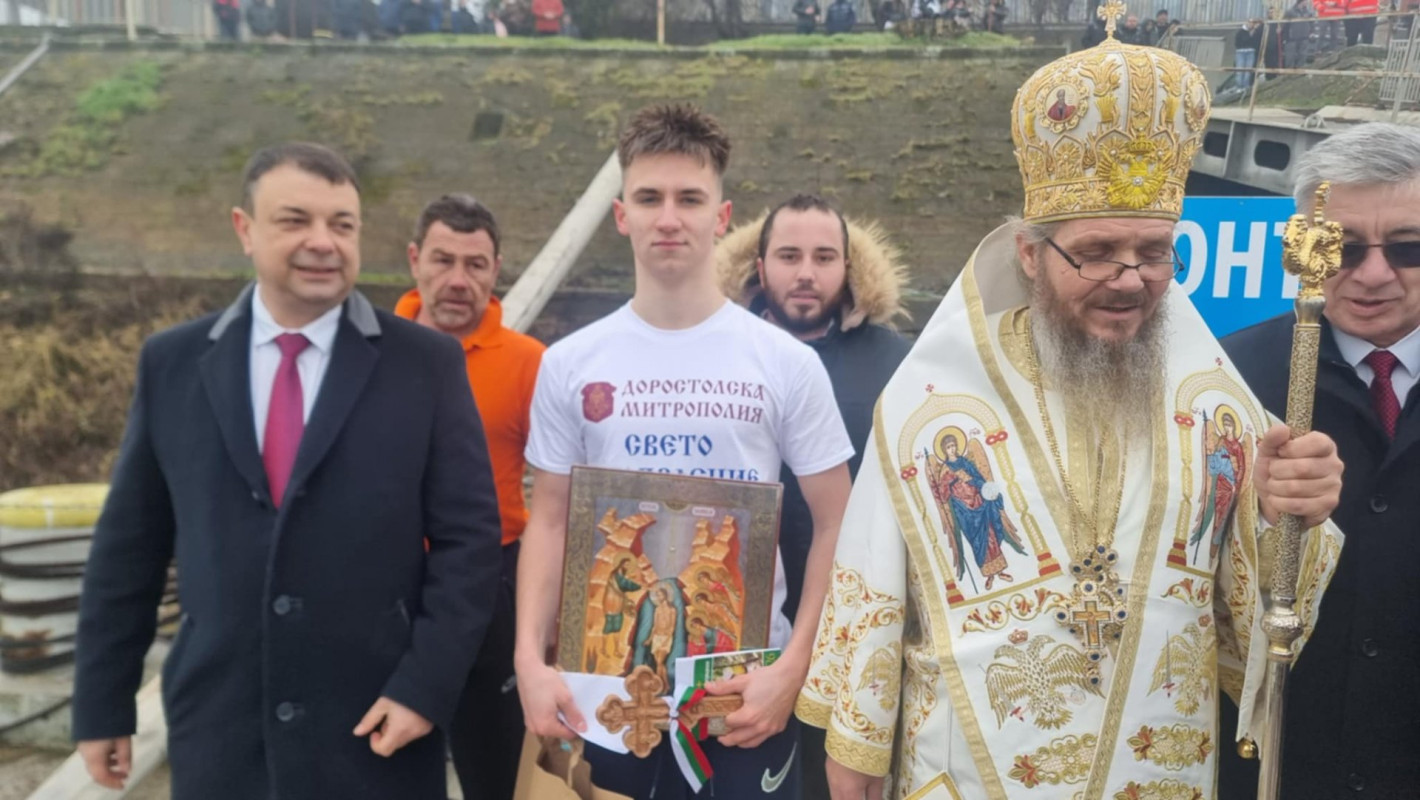 Вижте смелчаците от цяла България, които спасиха кръста на Богоявление (галерия)