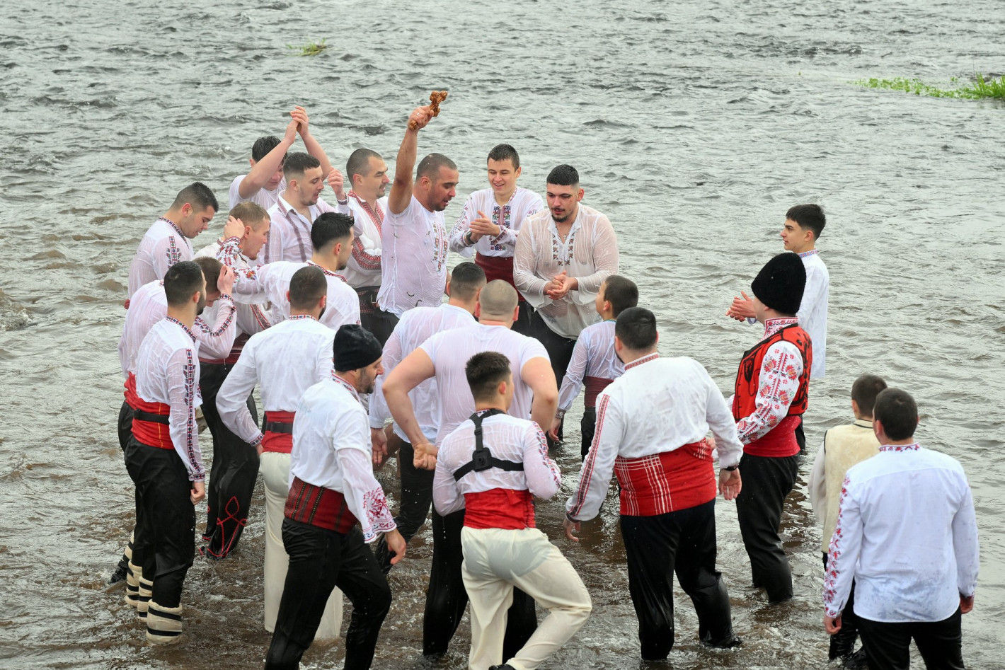 Вижте смелчаците от цяла България, които спасиха кръста на Богоявление (галерия)