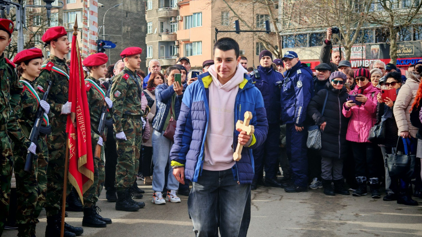 Вижте смелчаците от цяла България, които спасиха кръста на Богоявление (галерия)