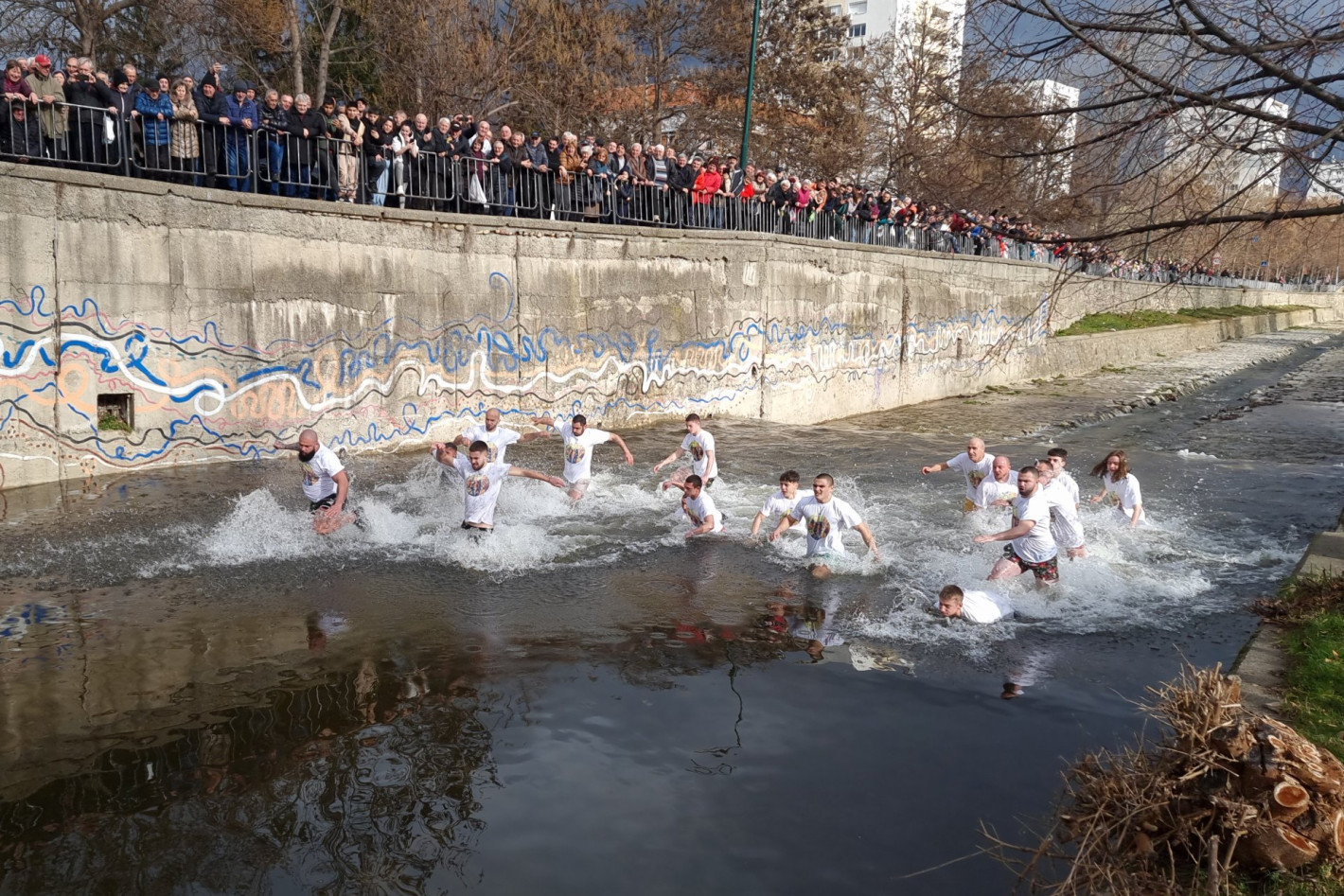 Вижте смелчаците от цяла България, които спасиха кръста на Богоявление (галерия)